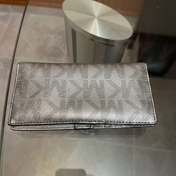 Michael Kors silver monogram wallet - Picture 2 of 5